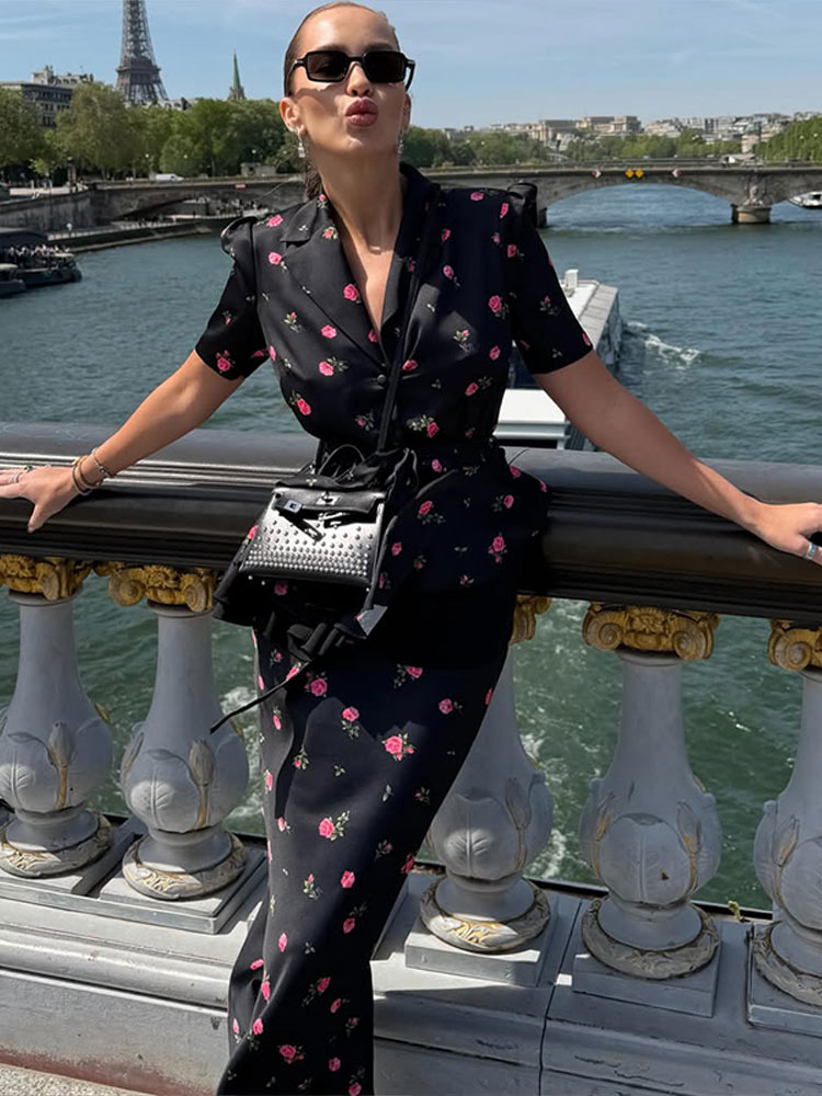 Women'S Fashion Trends Spring 2026 - Completo coordinato gonna e blazer floreale